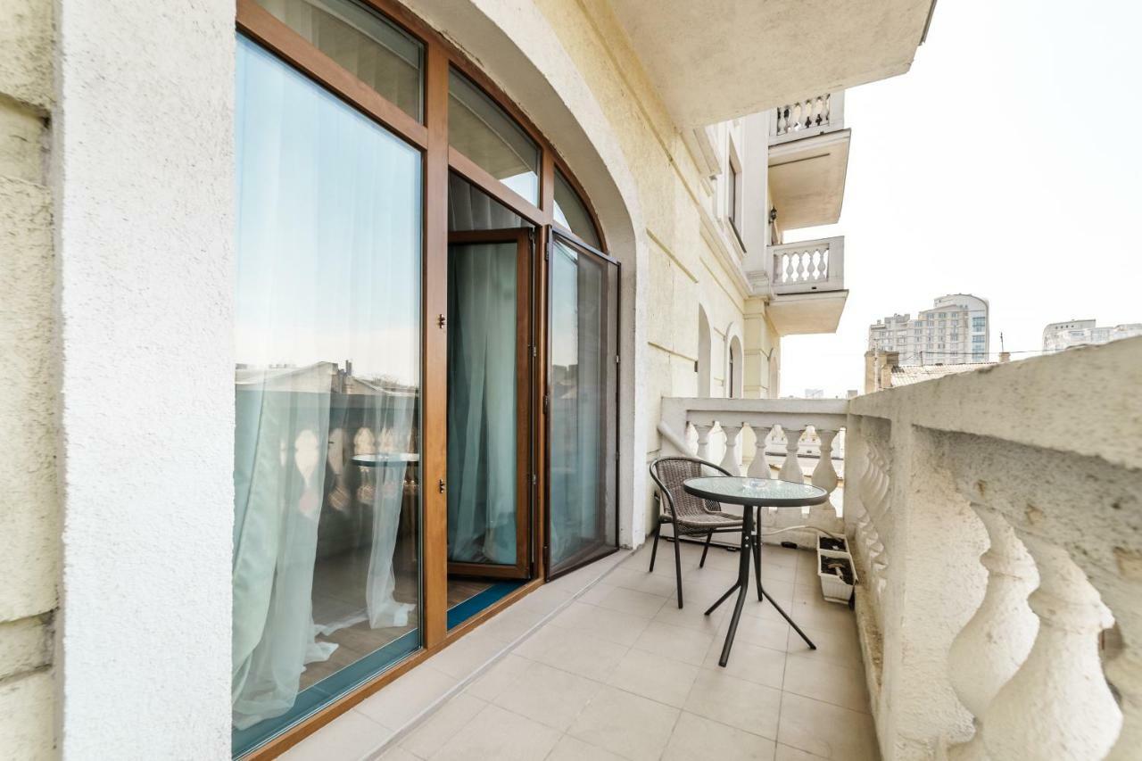 Stylish Apartment With A Balcony Overlooking The Park 敖德萨 外观 照片