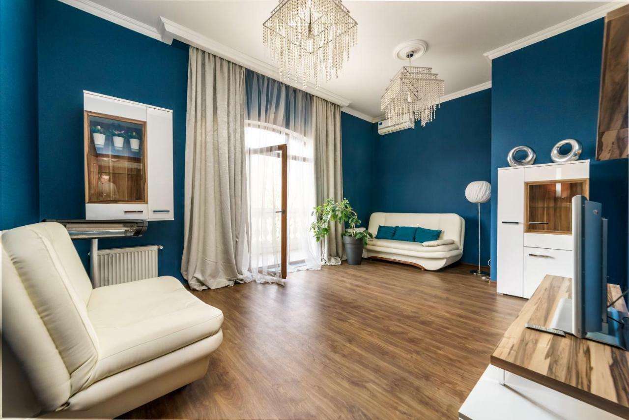 Stylish Apartment With A Balcony Overlooking The Park 敖德萨 外观 照片