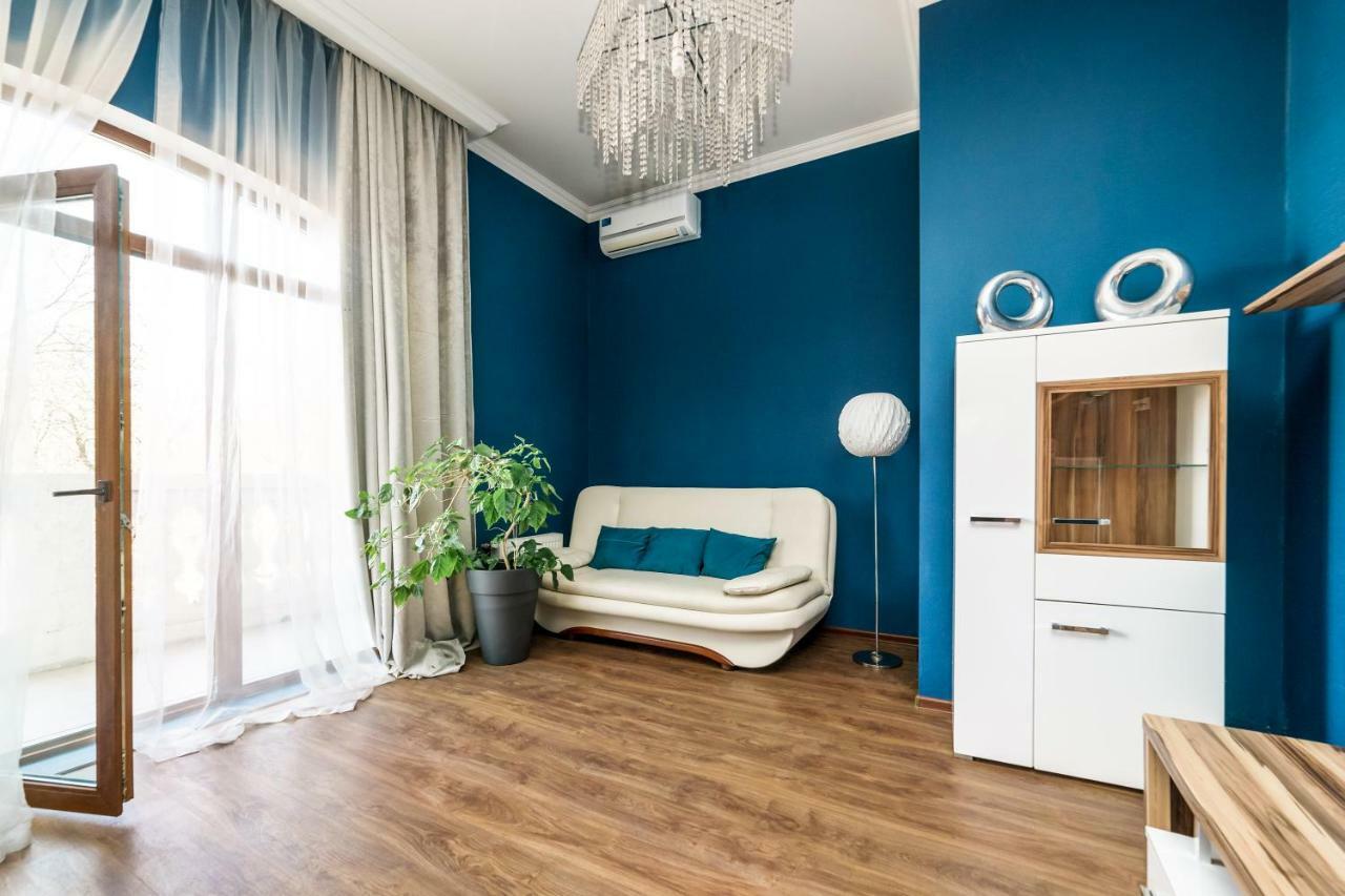 Stylish Apartment With A Balcony Overlooking The Park 敖德萨 外观 照片
